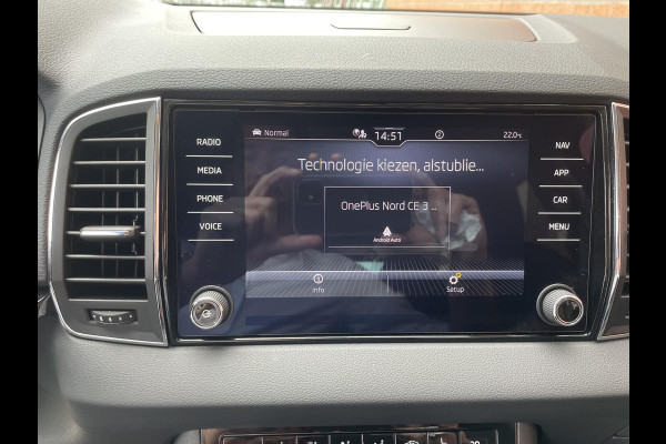 Škoda Karoq 1.5 TSI 150pk DSG Style Navigatie Apple Carplay/Android Auto Parkeersensoren Camera Adaptive Cruise Control Elektrische achterklep Wegklapbare trekhaak Stoel- en stuurverwarming Ledverlichting Virtual Cockpit Climate Control