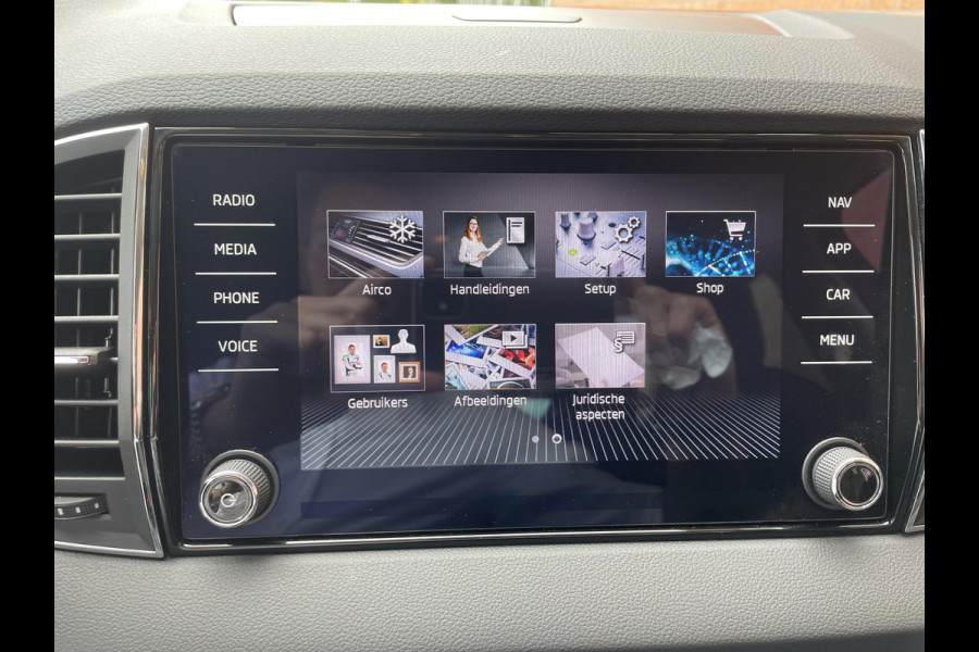 Škoda Karoq 1.5 TSI 150pk DSG Style Navigatie Apple Carplay/Android Auto Parkeersensoren Camera Adaptive Cruise Control Elektrische achterklep Wegklapbare trekhaak Stoel- en stuurverwarming Ledverlichting Virtual Cockpit Climate Control
