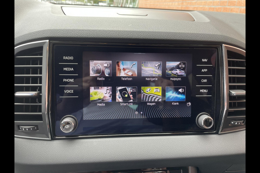 Škoda Karoq 1.5 TSI 150pk DSG Style Navigatie Apple Carplay/Android Auto Parkeersensoren Camera Adaptive Cruise Control Elektrische achterklep Wegklapbare trekhaak Stoel- en stuurverwarming Ledverlichting Virtual Cockpit Climate Control