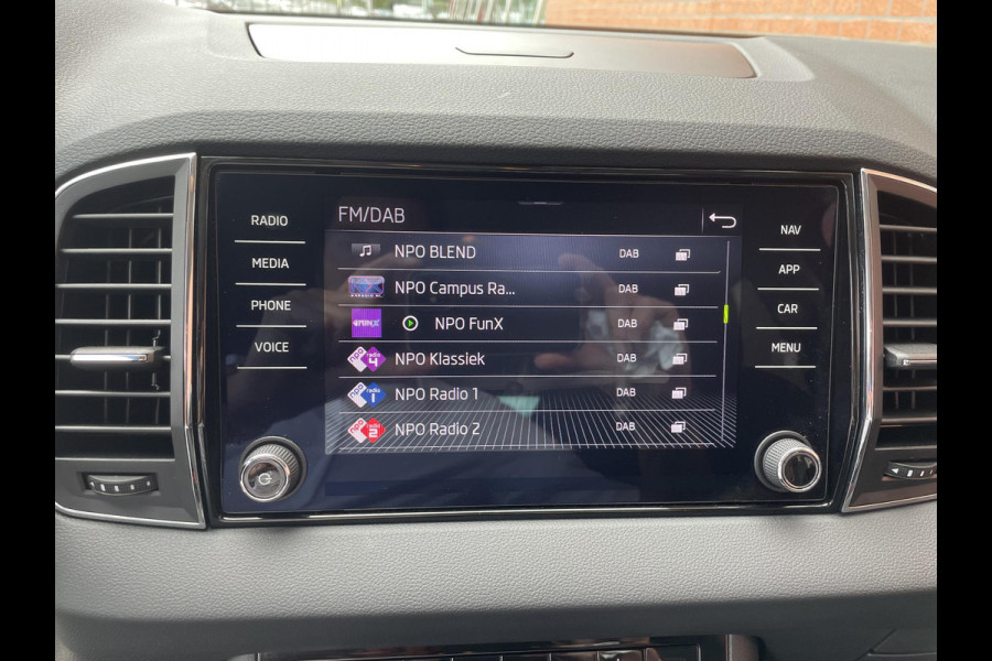 Škoda Karoq 1.5 TSI 150pk DSG Style Navigatie Apple Carplay/Android Auto Parkeersensoren Camera Adaptive Cruise Control Elektrische achterklep Wegklapbare trekhaak Stoel- en stuurverwarming Ledverlichting Virtual Cockpit Climate Control