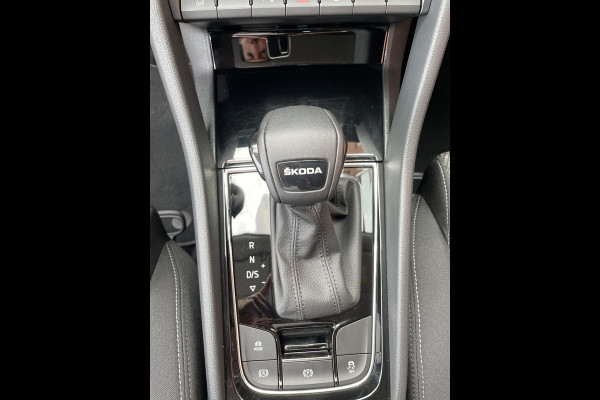 Škoda Karoq 1.5 TSI 150pk DSG Style Navigatie Apple Carplay/Android Auto Parkeersensoren Camera Adaptive Cruise Control Elektrische achterklep Wegklapbare trekhaak Stoel- en stuurverwarming Ledverlichting Virtual Cockpit Climate Control