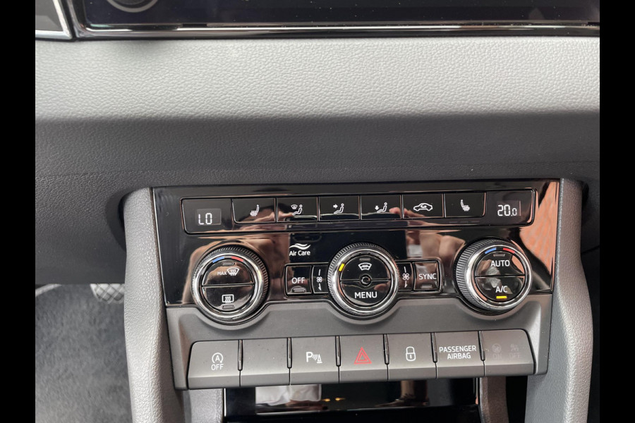 Škoda Karoq 1.5 TSI 150pk DSG Style Navigatie Apple Carplay/Android Auto Parkeersensoren Camera Adaptive Cruise Control Elektrische achterklep Wegklapbare trekhaak Stoel- en stuurverwarming Ledverlichting Virtual Cockpit Climate Control