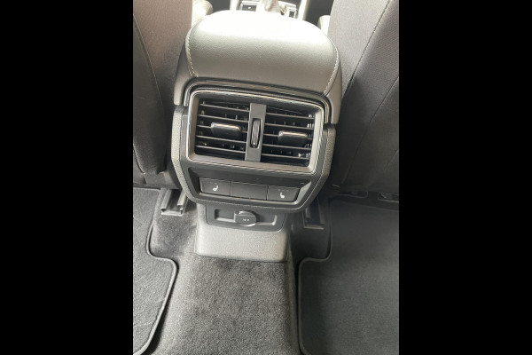 Škoda Karoq 1.5 TSI 150pk DSG Style Navigatie Apple Carplay/Android Auto Parkeersensoren Camera Adaptive Cruise Control Elektrische achterklep Wegklapbare trekhaak Stoel- en stuurverwarming Ledverlichting Virtual Cockpit Climate Control