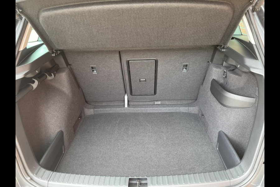 Škoda Karoq 1.5 TSI 150pk DSG Style Navigatie Apple Carplay/Android Auto Parkeersensoren Camera Adaptive Cruise Control Elektrische achterklep Wegklapbare trekhaak Stoel- en stuurverwarming Ledverlichting Virtual Cockpit Climate Control