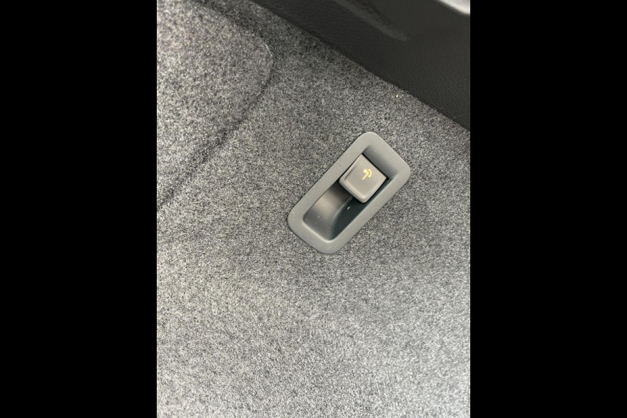 Škoda Karoq 1.5 TSI 150pk DSG Style Navigatie Apple Carplay/Android Auto Parkeersensoren Camera Adaptive Cruise Control Elektrische achterklep Wegklapbare trekhaak Stoel- en stuurverwarming Ledverlichting Virtual Cockpit Climate Control
