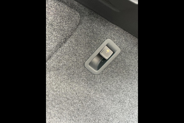 Škoda Karoq 1.5 TSI 150pk DSG Style Navigatie Apple Carplay/Android Auto Parkeersensoren Camera Adaptive Cruise Control Elektrische achterklep Wegklapbare trekhaak Stoel- en stuurverwarming Ledverlichting Virtual Cockpit Climate Control
