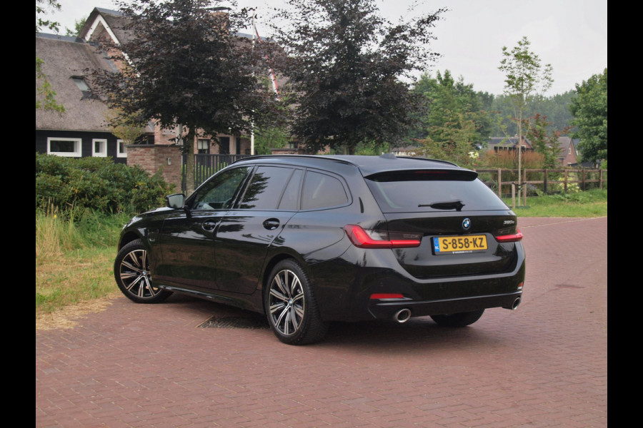 BMW 3 Serie Touring 320e | Facelift | 19 Inch | Camera | Sfeerverlichting | Cruise Control | Leer | NL-Auto |