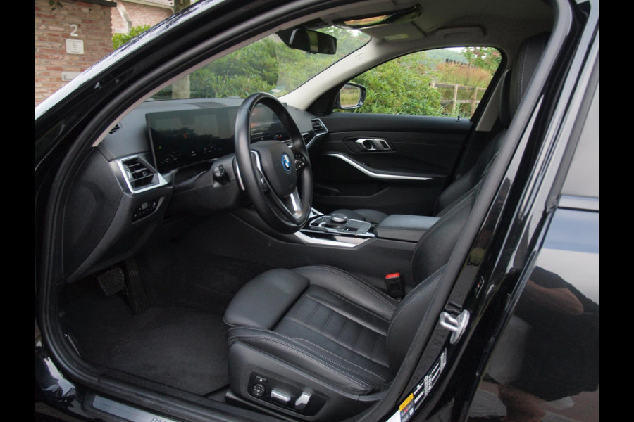 BMW 3 Serie Touring 320e | Facelift | 19 Inch | Camera | Sfeerverlichting | Cruise Control | Leer | NL-Auto |