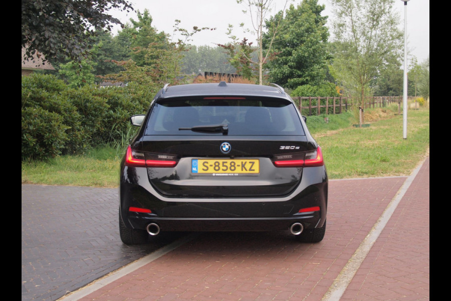 BMW 3 Serie Touring 320e | Facelift | 19 Inch | Camera | Sfeerverlichting | Cruise Control | Leer | NL-Auto |