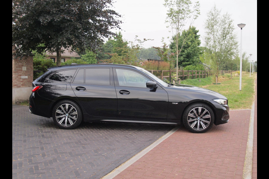 BMW 3 Serie Touring 320e | Facelift | 19 Inch | Camera | Sfeerverlichting | Cruise Control | Leer | NL-Auto |
