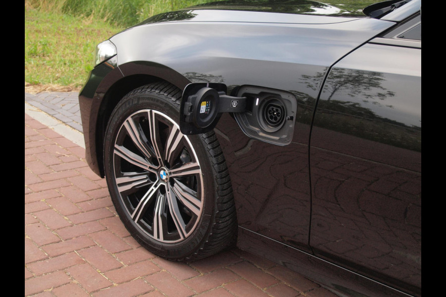 BMW 3 Serie Touring 320e | Facelift | 19 Inch | Camera | Sfeerverlichting | Cruise Control | Leer | NL-Auto |