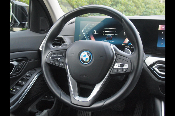 BMW 3 Serie Touring 320e | Facelift | 19 Inch | Camera | Sfeerverlichting | Cruise Control | Leer | NL-Auto |