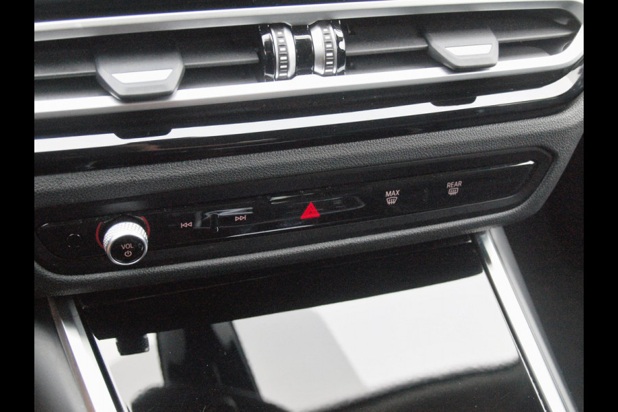 BMW 3 Serie Touring 320e | Facelift | 19 Inch | Camera | Sfeerverlichting | Cruise Control | Leer | NL-Auto |