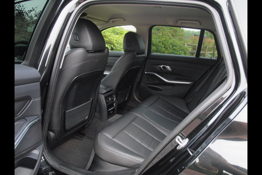 BMW 3 Serie Touring 320e | Facelift | 19 Inch | Camera | Sfeerverlichting | Cruise Control | Leer | NL-Auto |