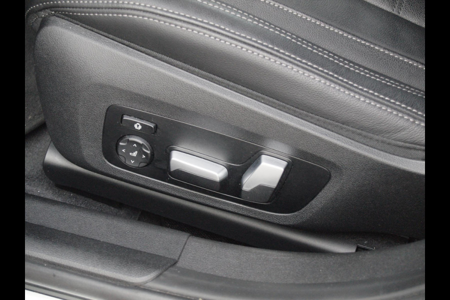BMW 3 Serie Touring 320e | Facelift | 19 Inch | Camera | Sfeerverlichting | Cruise Control | Leer | NL-Auto |