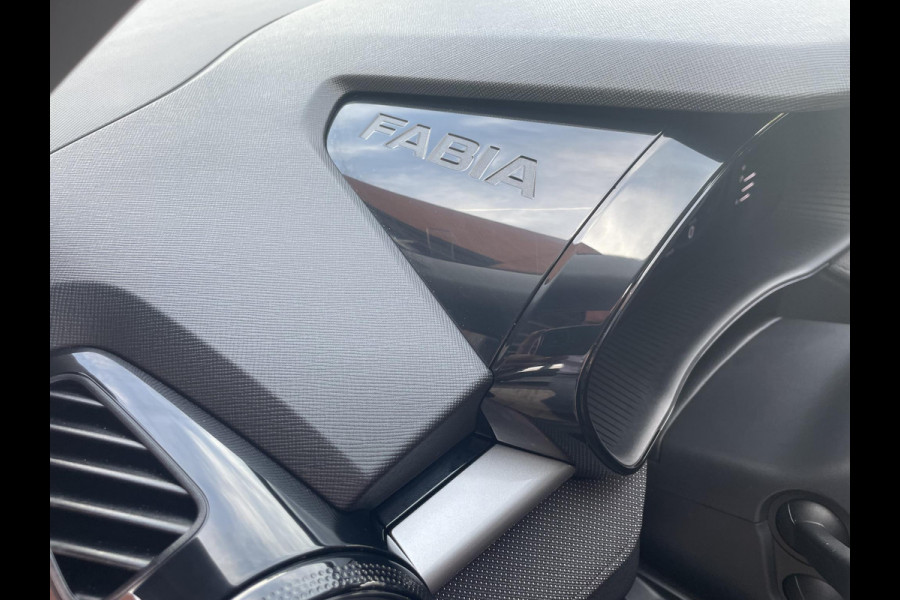 Škoda Fabia 1.0 TSI Automaat Ambition Skoda Fabia 1.0 TSI Ambition Panoramadak Navigatie Carplay PDC Camera Adaptive Cruise Control Stoelverwarming Full LED Climatronic