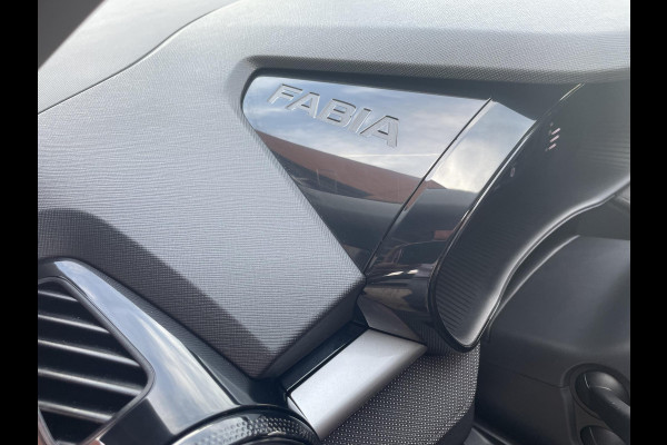 Škoda Fabia 1.0 TSI Automaat Ambition Skoda Fabia 1.0 TSI Ambition Panoramadak Navigatie Carplay PDC Camera Adaptive Cruise Control Stoelverwarming Full LED Climatronic