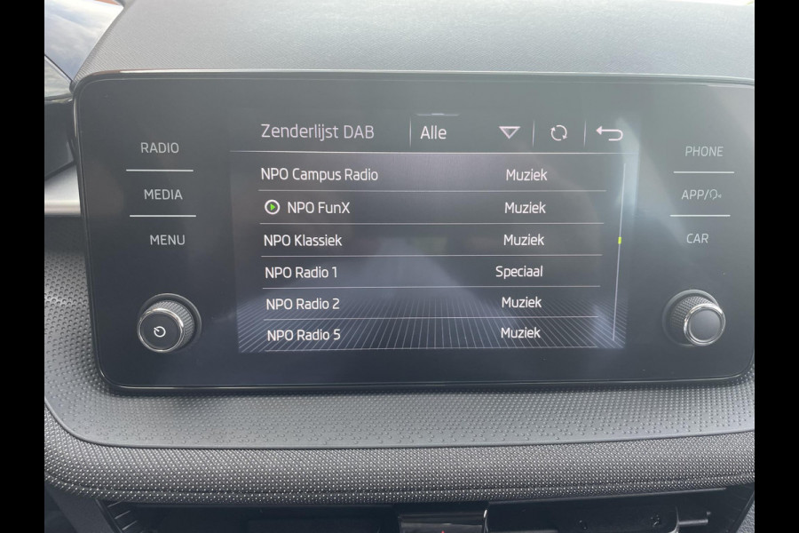 Škoda Fabia 1.0 TSI Automaat Ambition Skoda Fabia 1.0 TSI Ambition Panoramadak Navigatie Carplay PDC Camera Adaptive Cruise Control Stoelverwarming Full LED Climatronic