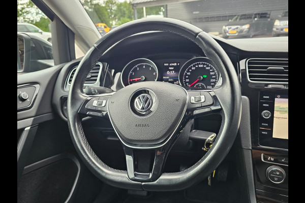 Volkswagen Golf 1.5 TSI Highline Business R | Automaat | LED | Trekhaak | Navi | Stoelverwarming | All-seasons | PDC |
