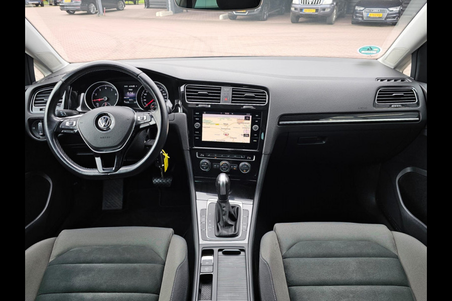 Volkswagen Golf 1.5 TSI Highline Business R | Automaat | LED | Trekhaak | Navi | Stoelverwarming | All-seasons | PDC |