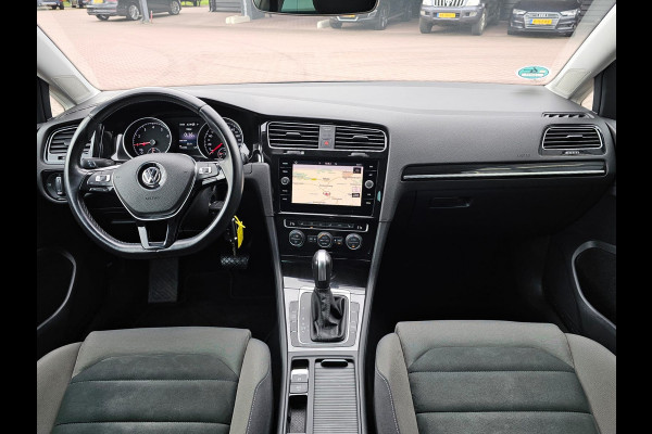 Volkswagen Golf 1.5 TSI Highline Business R | Automaat | LED | Trekhaak | Navi | Stoelverwarming | All-seasons | PDC |
