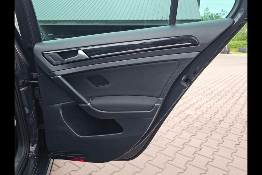 Volkswagen Golf 1.5 TSI Highline Business R | Automaat | LED | Trekhaak | Navi | Stoelverwarming | All-seasons | PDC |