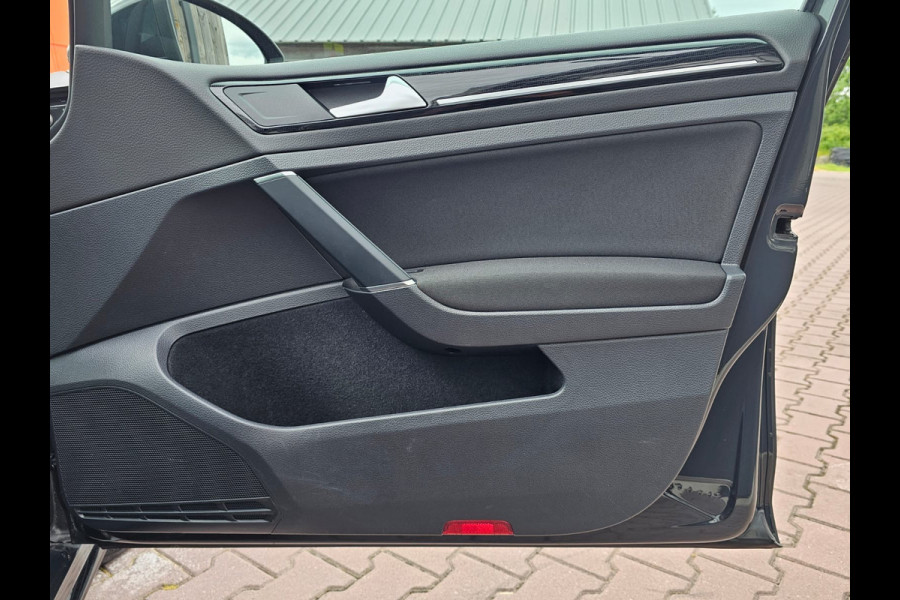 Volkswagen Golf 1.5 TSI Highline Business R | Automaat | LED | Trekhaak | Navi | Stoelverwarming | All-seasons | PDC |