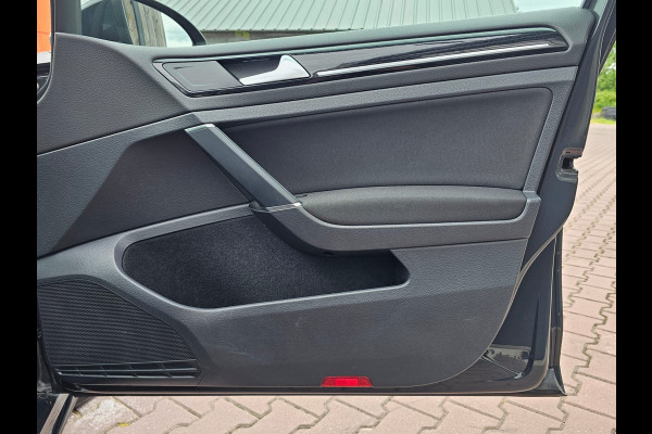 Volkswagen Golf 1.5 TSI Highline Business R | Automaat | LED | Trekhaak | Navi | Stoelverwarming | All-seasons | PDC |