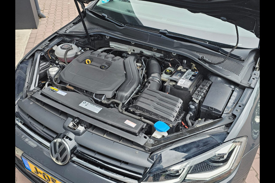 Volkswagen Golf 1.5 TSI Highline Business R | Automaat | LED | Trekhaak | Navi | Stoelverwarming | All-seasons | PDC |