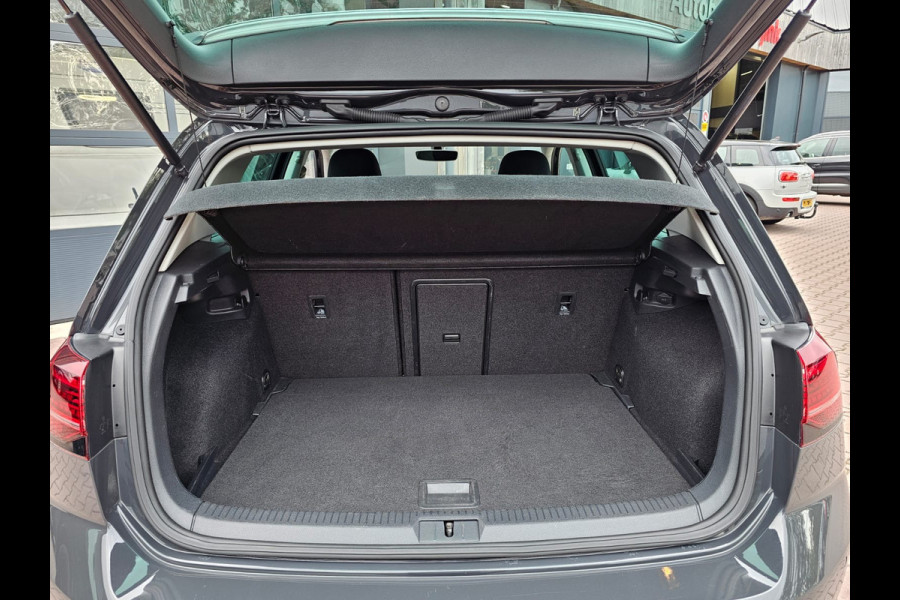 Volkswagen Golf 1.5 TSI Highline Business R | Automaat | LED | Trekhaak | Navi | Stoelverwarming | All-seasons | PDC |