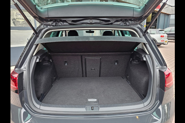 Volkswagen Golf 1.5 TSI Highline Business R | Automaat | LED | Trekhaak | Navi | Stoelverwarming | All-seasons | PDC |