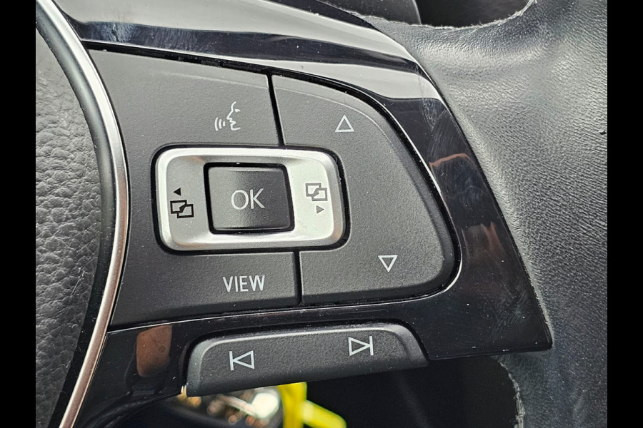 Volkswagen Golf 1.5 TSI Highline Business R | Automaat | LED | Trekhaak | Navi | Stoelverwarming | All-seasons | PDC |