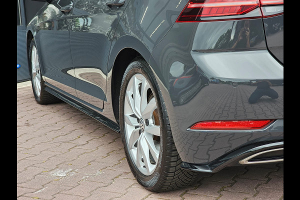 Volkswagen Golf 1.5 TSI Highline Business R | Automaat | LED | Trekhaak | Navi | Stoelverwarming | All-seasons | PDC |