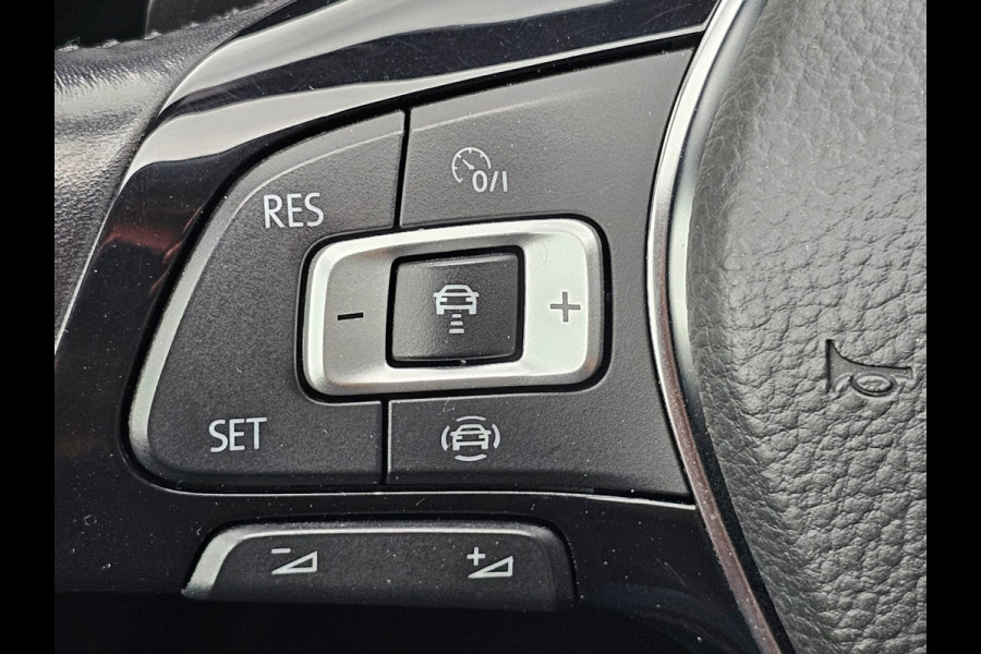 Volkswagen Golf 1.5 TSI Highline Business R | Automaat | LED | Trekhaak | Navi | Stoelverwarming | All-seasons | PDC |