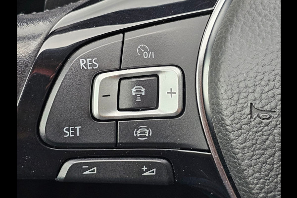 Volkswagen Golf 1.5 TSI Highline Business R | Automaat | LED | Trekhaak | Navi | Stoelverwarming | All-seasons | PDC |