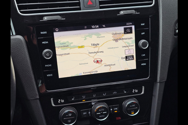 Volkswagen Golf 1.5 TSI Highline Business R | Automaat | LED | Trekhaak | Navi | Stoelverwarming | All-seasons | PDC |
