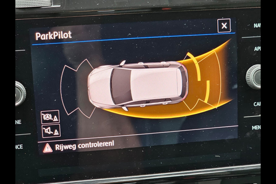 Volkswagen Golf 1.5 TSI Highline Business R | Automaat | LED | Trekhaak | Navi | Stoelverwarming | All-seasons | PDC |