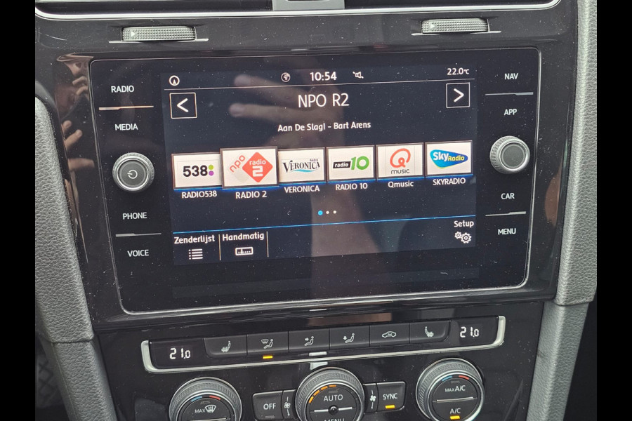 Volkswagen Golf 1.5 TSI Highline Business R | Automaat | LED | Trekhaak | Navi | Stoelverwarming | All-seasons | PDC |