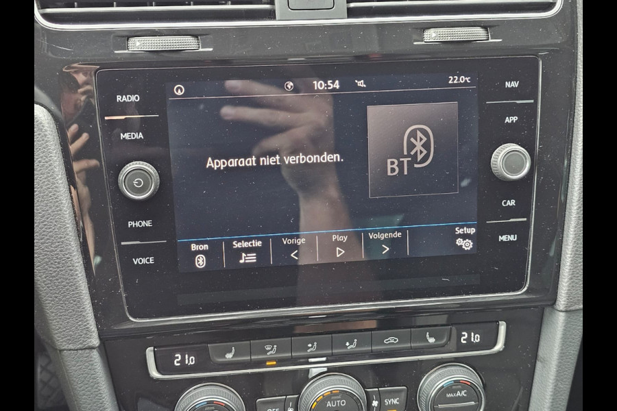 Volkswagen Golf 1.5 TSI Highline Business R | Automaat | LED | Trekhaak | Navi | Stoelverwarming | All-seasons | PDC |