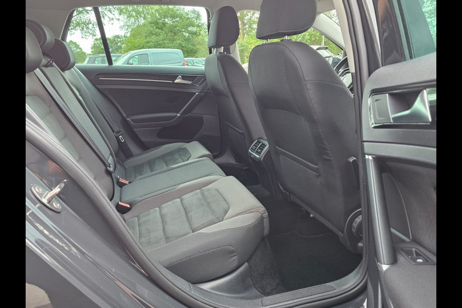Volkswagen Golf 1.5 TSI Highline Business R | Automaat | LED | Trekhaak | Navi | Stoelverwarming | All-seasons | PDC |