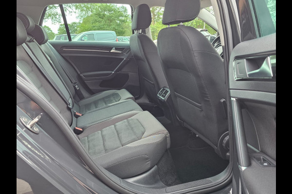 Volkswagen Golf 1.5 TSI Highline Business R | Automaat | LED | Trekhaak | Navi | Stoelverwarming | All-seasons | PDC |