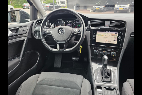 Volkswagen Golf 1.5 TSI Highline Business R | Automaat | LED | Trekhaak | Navi | Stoelverwarming | All-seasons | PDC |