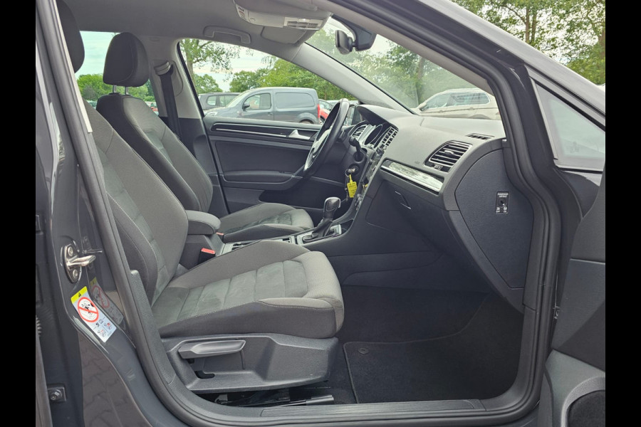 Volkswagen Golf 1.5 TSI Highline Business R | Automaat | LED | Trekhaak | Navi | Stoelverwarming | All-seasons | PDC |