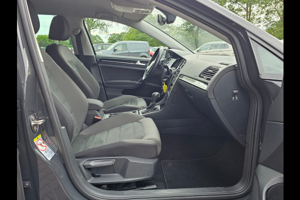 Volkswagen Golf 1.5 TSI Highline Business R | Automaat | LED | Trekhaak | Navi | Stoelverwarming | All-seasons | PDC |