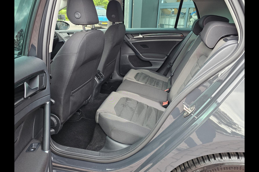 Volkswagen Golf 1.5 TSI Highline Business R | Automaat | LED | Trekhaak | Navi | Stoelverwarming | All-seasons | PDC |