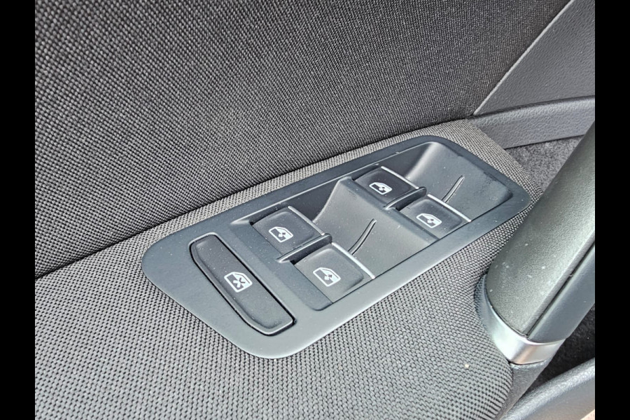 Volkswagen Golf 1.5 TSI Highline Business R | Automaat | LED | Trekhaak | Navi | Stoelverwarming | All-seasons | PDC |