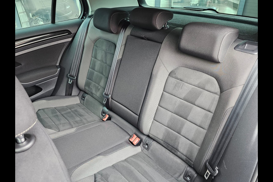 Volkswagen Golf 1.5 TSI Highline Business R | Automaat | LED | Trekhaak | Navi | Stoelverwarming | All-seasons | PDC |
