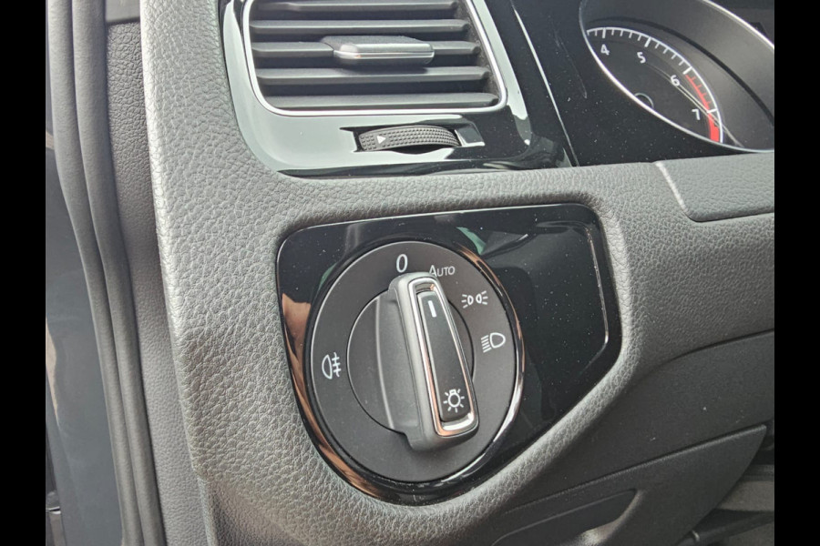 Volkswagen Golf 1.5 TSI Highline Business R | Automaat | LED | Trekhaak | Navi | Stoelverwarming | All-seasons | PDC |