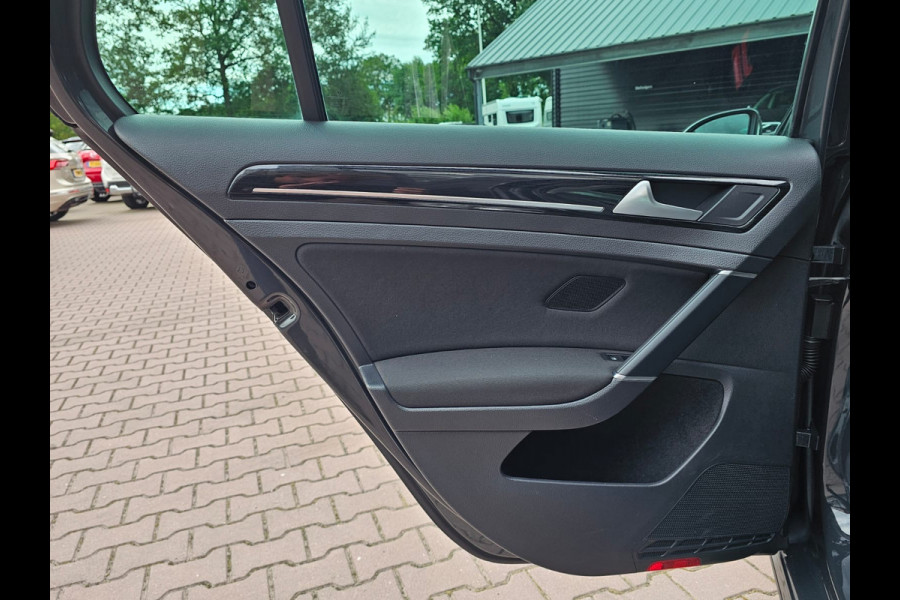 Volkswagen Golf 1.5 TSI Highline Business R | Automaat | LED | Trekhaak | Navi | Stoelverwarming | All-seasons | PDC |