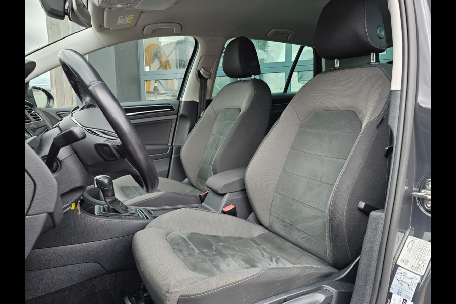 Volkswagen Golf 1.5 TSI Highline Business R | Automaat | LED | Trekhaak | Navi | Stoelverwarming | All-seasons | PDC |
